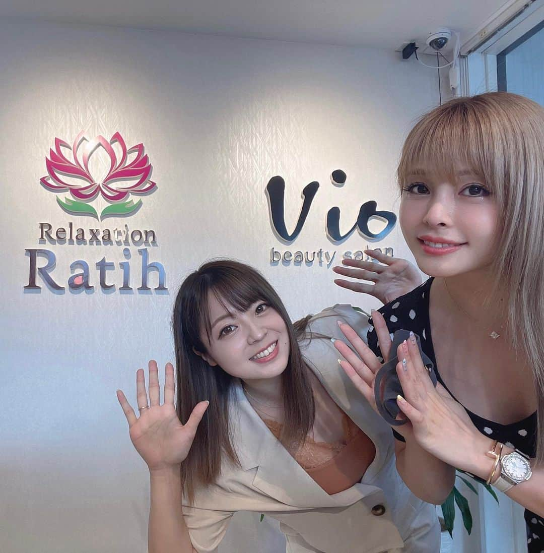 chiyoのインスタグラム：「. 栃木県宇都宮にて アロマリンパマッサージをうけてきたよ⑅◡̈* @ratih.utsunomiya  店内はアロマのいい香りで 清潔感があってとっても広々♡ スタッフの方もみんな優しくて 癒されました♡ 次は脱毛に行く予約をしたよ♪ @vio.utsunomiya  すっごく抜けるのに痛くないとか 予約せずにはいられない🥺✨ マッサージも、脱毛も男性利用可能なので、日頃の疲れを取りつつ夏に向けてじゃんじゃん毛抜いちゃってください(ง •̀_•́)ง 夜は宇都宮Night🌙*ﾟ 終始ゆうみと爆笑でした。笑 @tetsu.1110 @yu__ri_meru  ありがとうございました🥰 #栃木県#宇都宮市#マッサージ#脱毛 #アロマリンパマッサージ#pr」