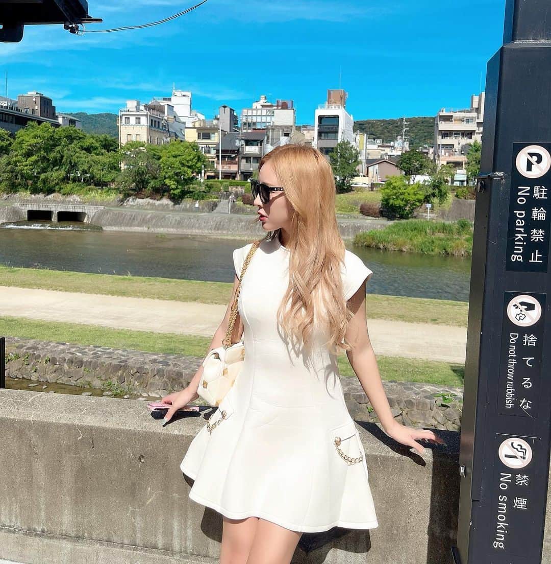 一条マリカ（まりふぬ）のインスタグラム：「中学の修学旅行以来の 京都上陸〜🚗💓 実は東京からちょー場面で 車で行ったの🚗🚗笑 気合い🤘 . . @_eve46_official の ワンピめっちゃ可愛い〜💓 サイドのチェーンがお気に入り💓 質も良くて高級感やばい 生地も夏でも冬でも着れるから 今の時期にもおすすめだよー⭐️ 京都は お天気も良くて京都最高だったよー☀️ 最近旅行行けるようになったから また色々旅したいなー🎵」