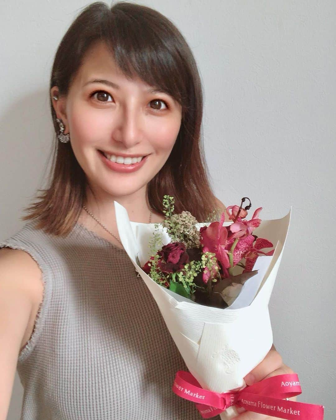 矢部あやさんのインスタグラム写真 - (矢部あやInstagram)「休職のお祝いでお花を貰った💐 普段自分でお花を買ったりしないけど 家にあると華やかになっていいね🥳 ・」7月6日 14時21分 - yabe0622