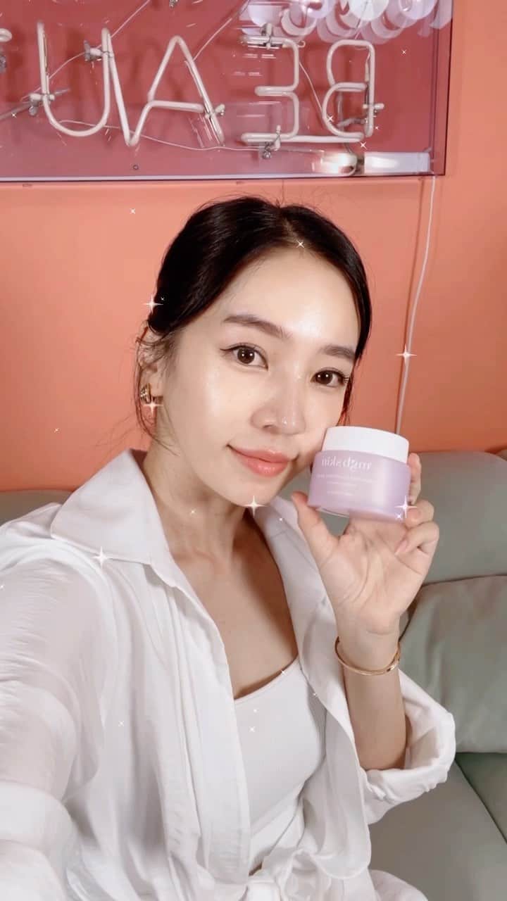 megbabyのインスタグラム：「沼のようにハマっちゃう #とろける沼バーム 🫠💜💛  日々のスキンケアは毎日欠かさず、“洗う”ステップも重要👩‍🏫  まずは土台となるお肌を整えるという原点に立ち戻ってみてると、美肌への近道になるかも😌✨ 今のお肌にまだまだ満足できていない方、さらに美肌の高みを目指したい方はクレンジングの見直しをしてみてはいかがでしょうか🥺  七夕にmgb skinハイセララインに💜ハイセラクレンジングバーム💜が新しく仲間入りします🌌✨ しっとり、つっぱり知らずのなめらかな肌に仕上がる、心地よさしか感じない至福のとろけるテクスチャーのバームが完成しました🫣  乾燥や紫外線、マスク摩擦によってバリア機能が弱ったゆらぎ肌のサイクルを「セラミド」が整えながら、ふっくらやわらかく💭 ビタミンやアミノ酸豊富なエイジングケア成分「ヒッポファンオイル」や、肌荒れを防止する保湿成分「乳酸菌発酵ウコン」などなど、今回も価格度外視の贅沢な成分構成になっています😂 メイクや毛穴の汚れをしっかり落としてくれる洗浄力を備えているので、敏感肌用クレンジングに洗浄力の物足りなさを感じていた方にも😶‍🌫️  角質オフに特化したシカクレンジングバームと、敏感肌のエイジングケアに特化したハイセラクレンジングバームの使い分けは❓💙💜  私はお肌のザラつきや毛穴が気になる時はシカバーム、赤みや肌疲れが気になる時はハイセラバーム、裏技としてハーフ＆ハーフで混ぜて使ったりします💞  私のようにクレンジングの時間が大好きになってしまうかも🥺💛みんなもフォーリンラブしてくれたらうれしい😂🫶💓  7/7(木)5pm ON SALE ✨新商品✨ @mgb_skin 💜HIGHCERA CLEANSING BALM💜  100mL ￥3,850(税込)  MEGOOD BEAUTIES限定の七夕イベントもご用意しています🌌💑✨ 詳細は @megood__beauty の過去投稿をチェックしてみてね✔  #MEGOODBEAUTY #mgbskin @megood__beauty」