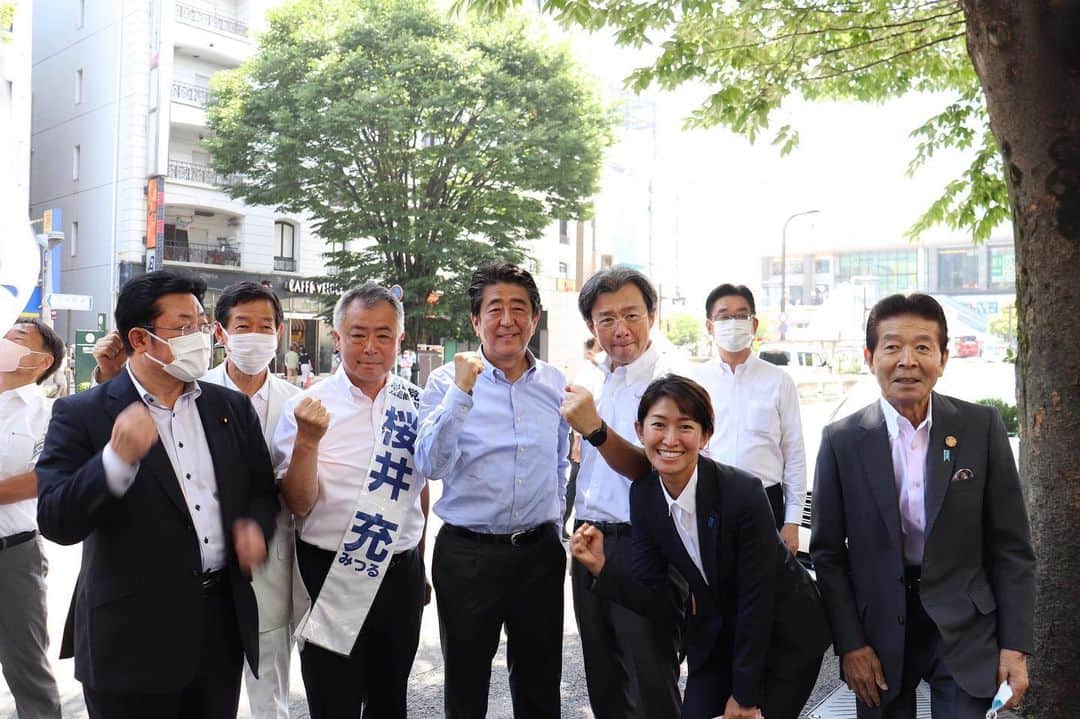 森下千里のインスタグラム：「昨日は、 #安倍晋三　元首相が 仙台に応援に入りました。  東口前には、 人がたくさん。  前回の政経セミナーの時も感じましたが、人気あるのだなぁ、、、、。  桜井候補について、 彼が立つと、嫌な予感がした。 と、笑いを誘ったり、お話が本当に面白い！  #参院選 #10日まで」