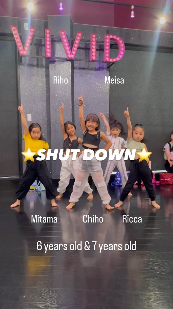 Ruuのインスタグラム：「SHUT DOWN / @m25_classy   Choreo by me.  @dance_studio_vivid   小学1年生で💕💕💕 @chiho_riho @ricca.1116 @meisa_meimei  Mitama  #shutdown #kpop #dance #kidsdance #dancestudiovivid #小学一年生」