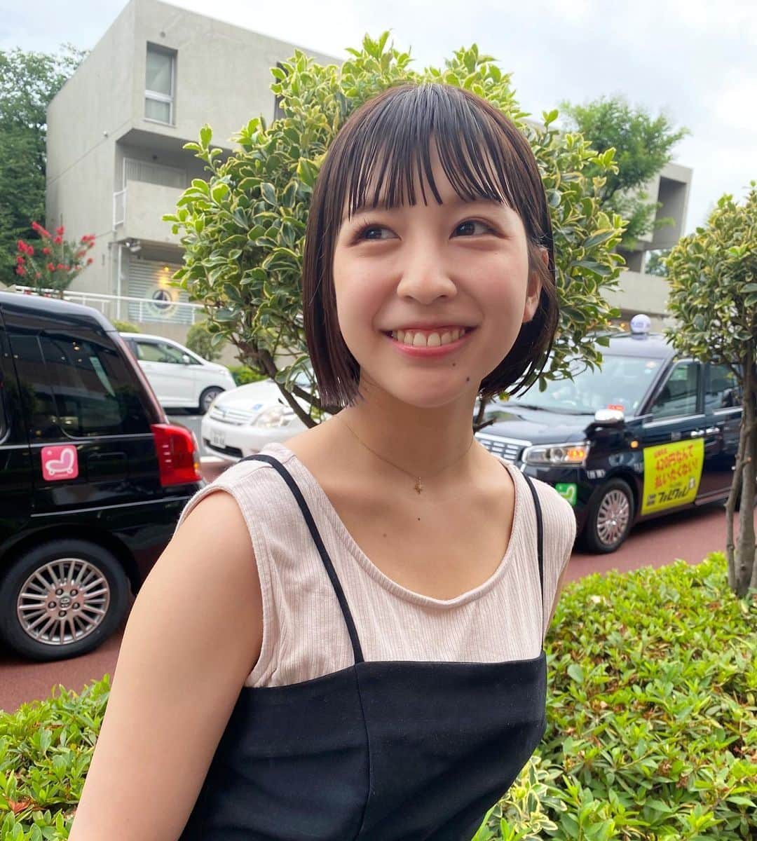 岡田美里さんのインスタグラム写真 - (岡田美里Instagram)「暑すぎる毎日だから、髪の毛すいてもらってサッパリ〜🎐  前髪もカラーもいつもおまかせ！🥳  今週土曜日はめざとく！その後はgeeupsproutですよ〜🌱  #ヘアカラー #ボブ #풀뱅」7月6日 18時19分 - okada__misato