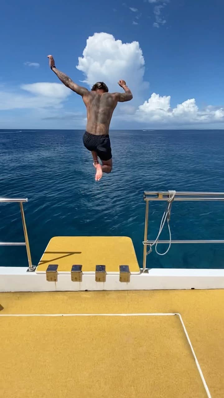 𝐂𝐇𝐈𝐊𝐀𝐑𝐀𝐏𝐚𝐫𝐭𝐲𝐊𝐢𝐧𝐠のインスタグラム：「✈️ クルーザー2隻貸し切って 100名で海遊び🐳  #沖縄旅行  #ガールズバー  #クルーザー  #tattoo」