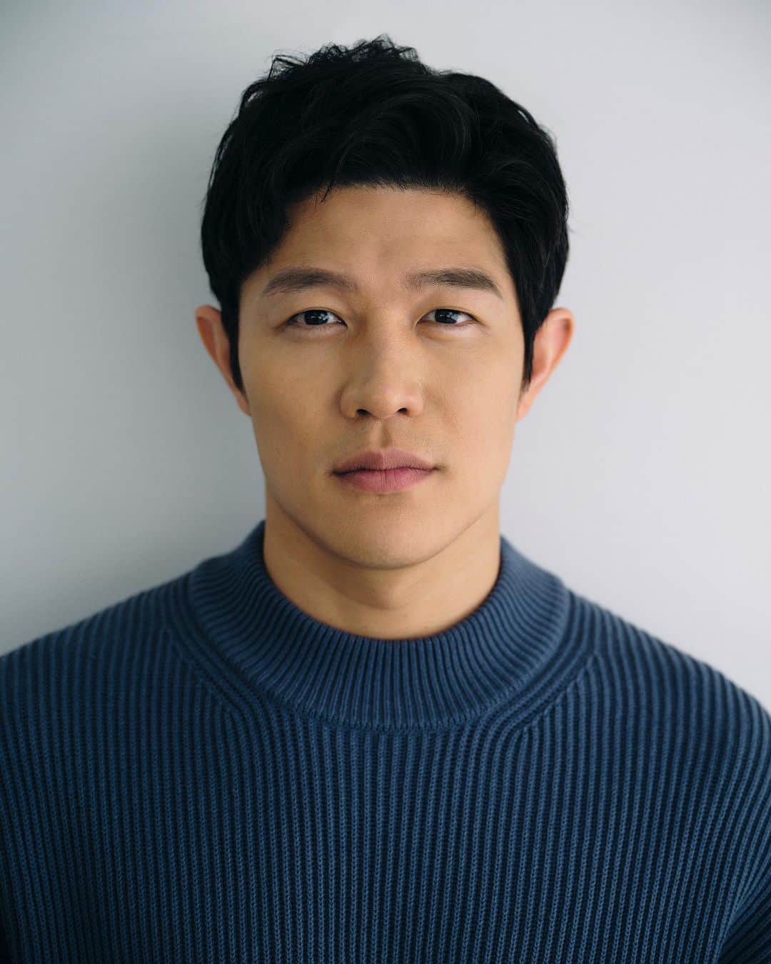 のインスタグラム：「鈴木亮平さんの宣材を撮影させて頂きました📸とても好きな俳優さんを撮影できて幸せです！  hair &make： @kaco_make Stylist：臼井崇 photographer： @takuyaiioka  #鈴木亮平」