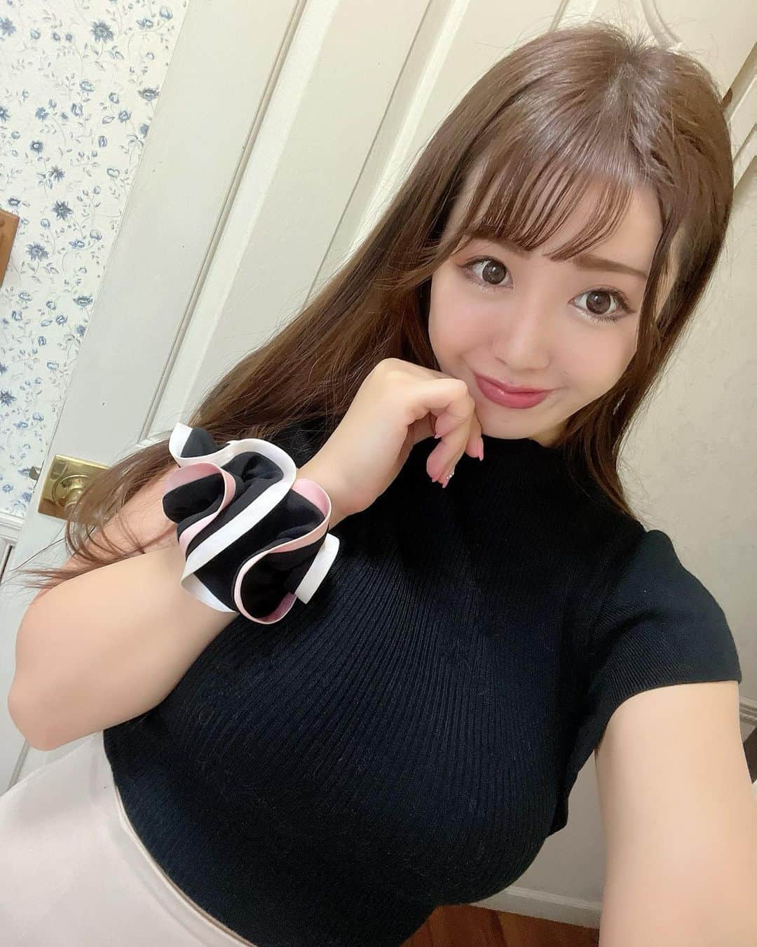のインスタグラム：「たまにはこういうのも💄 . . . #グラドル自撮り部  #お姉さん　#清楚系女子  #グラビアアイドル  #モデル　#綺麗なお姉さん  #フェチ　#撮影会　#自撮り界隈  #自撮り女子  #japanesegirl #asiangirls」