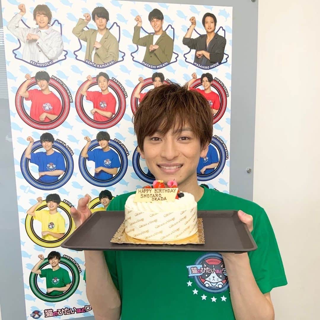 岡田翔大郎のインスタグラム：「. 22歳になりました😊 たくさんの方にお祝いしていただき本当にありがとうございます！  皆様に感謝を忘れず 今まで以上にパワーアップした姿を見せれるよう頑張っていきます👍  今年は#猫ひた で頂いた誕生日ケーキとともに📸」