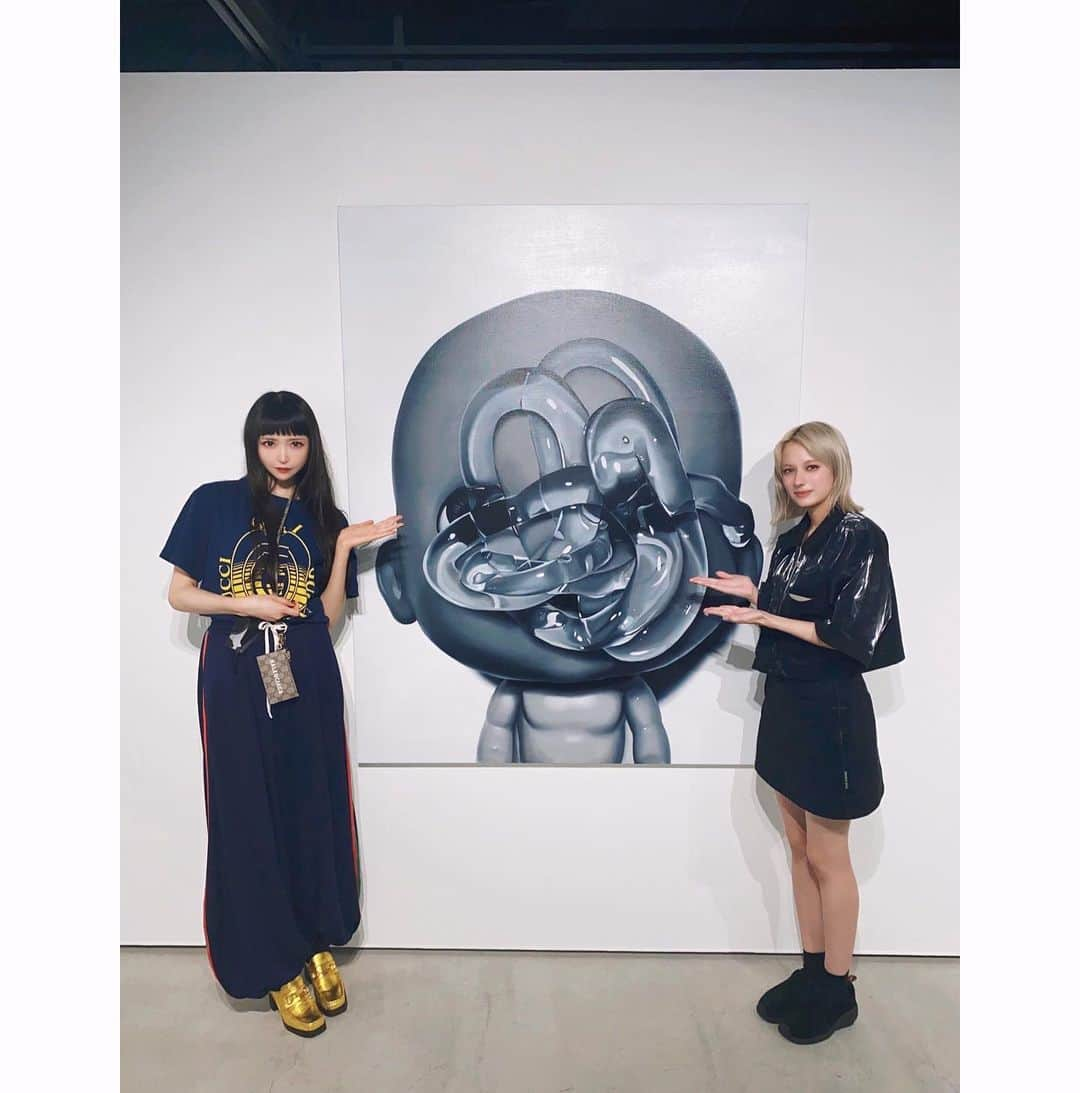 TORICOのインスタグラム：「友沢こたおさんの個展「Monochrome」鑑賞しました🖤  とても静かで素敵な展示でした。 皆さんも絶対この空間を体感してください。  こたおちゃーん🖤  会期：2022年7月3日（日）～7月26日（火）※終了⽇は変更になる場合があります。 時間：11:00～19:00 定休日：月曜日 会場：銀座 蔦屋書店「FOAM CONTEMPORARY」 ⼊場：無料」