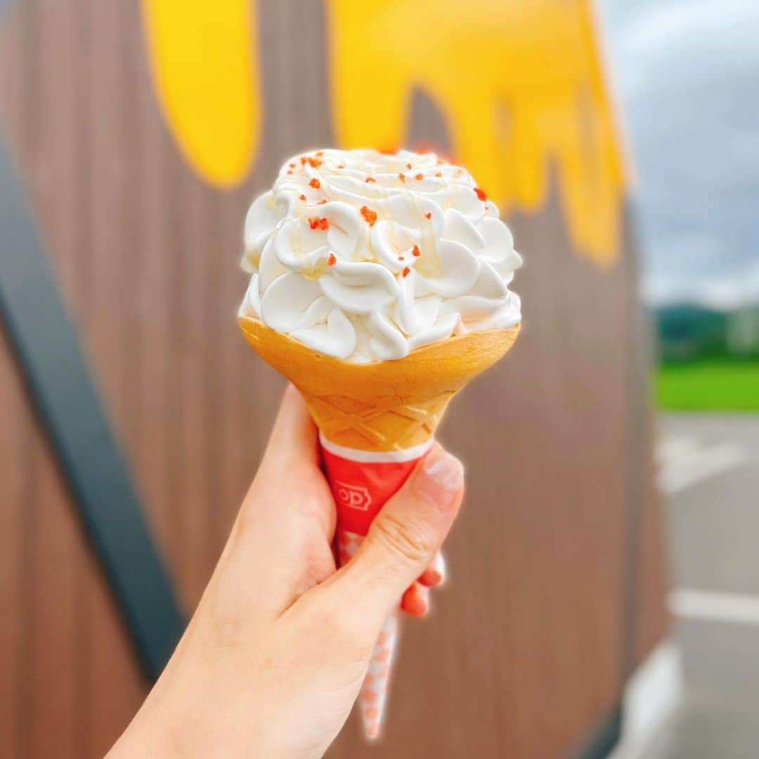 志摩夕里加のインスタグラム：「はちみつとミードのはちみつ工房🍯 #ハニーフラワーソフト 🍦🍯 濃厚なバニラソフトクリームにはちみつと酸っぱい何かがトッピングされててgood💛  #はちみつとミードのはちみつ工房 #はちみつ工房 #君津 #君津スイーツ #スイーツ好きな人と繋がりたい #甘党 #んーおいthy」