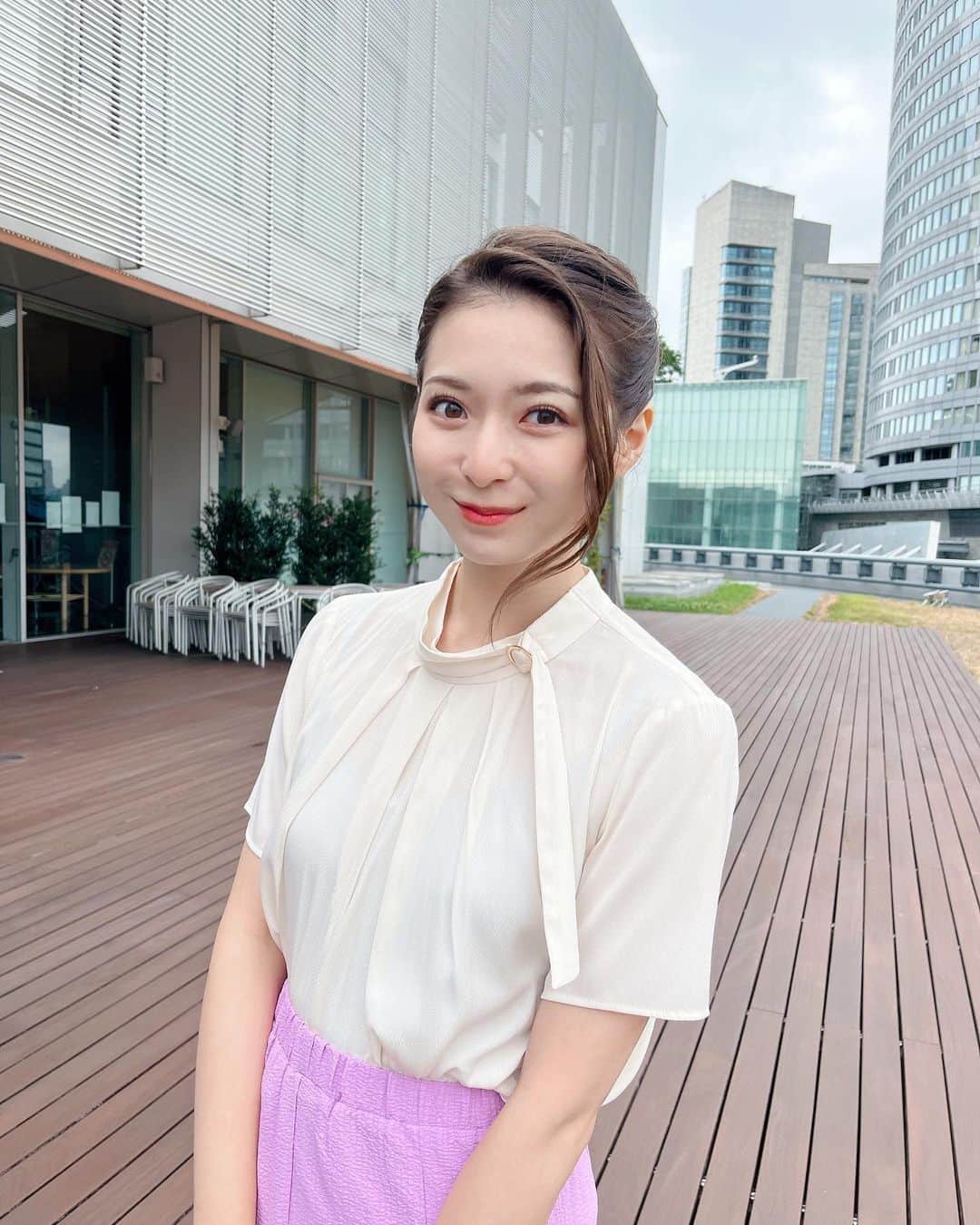のインスタグラム：「ピンクがかった紫のスカートでした。 今日は子供の頃習っていた「ピアノ」についてブログに書きました🎹  トップス・スカートDoublefaceTokyo (@doubleface_tokyo_)  #グッドモーニング#衣装#doublefacetokyo#紫#テレビ朝日#テレ朝#テレビ朝日アナウンサー#アナウンサー#住田紗里」
