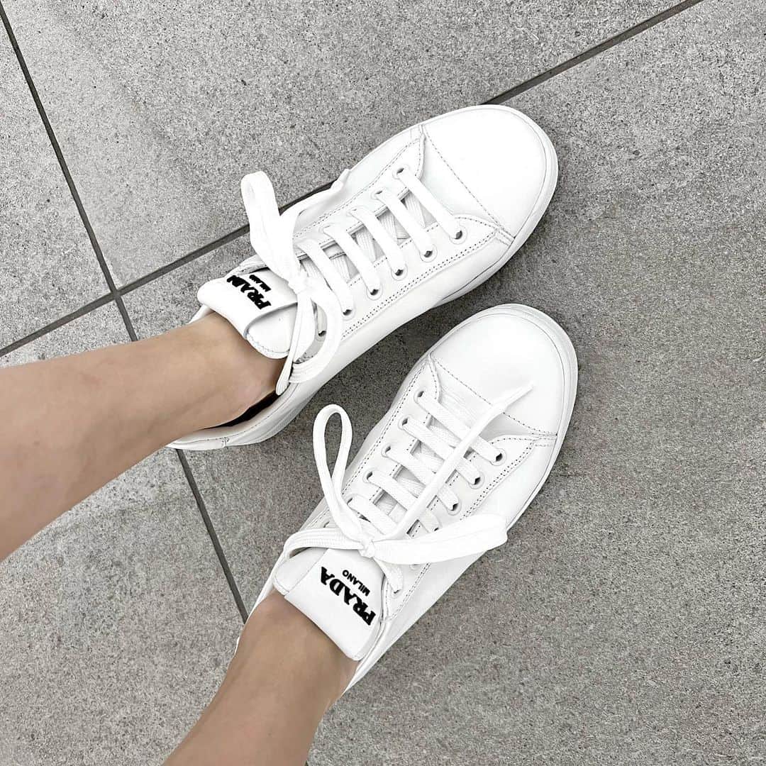杉下理世のインスタグラム：「🐾🐼🤍🖤 #prada #スニーカー #shoes」