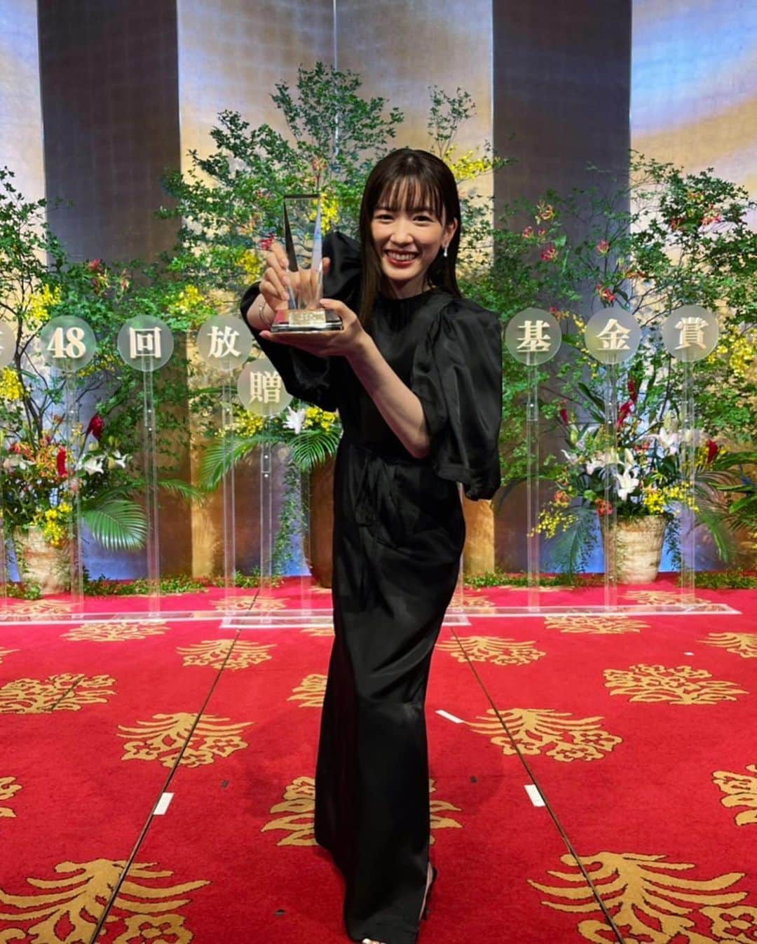 ハコヅメ〜たたかう！交番女子〜さんのインスタグラム写真 - (ハコヅメ〜たたかう！交番女子〜Instagram)「🎊うれしいお知らせ🎊  ドラマ「#ハコヅメ」が… 第48回 放送文化基金賞🏆 テレビドラマ番組部門📺 🎖最優秀賞 🏅演技賞(#永野芽郁 さん) …をW受賞いたしました👏✨  本日行われた贈呈式での オフショットをお届け📷🎉 皆さまのご声援に感謝です😭🌸  @mei_nagano0924official」7月6日 19時46分 - hakozume_ntv