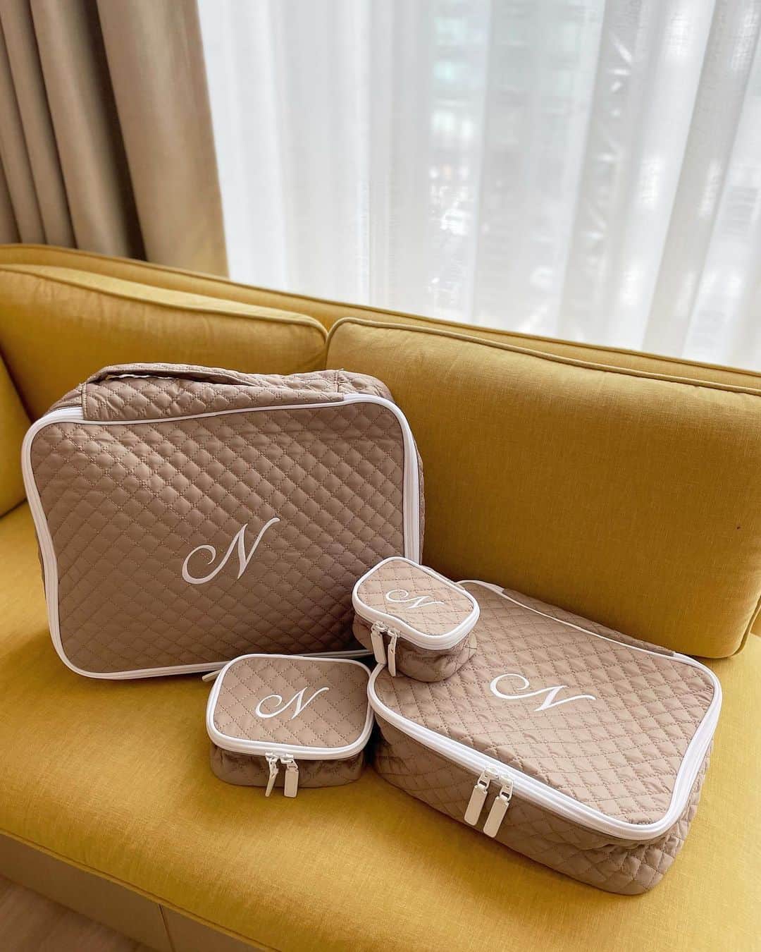ハンナミのインスタグラム：「オーダーしていた トラベルポーチを旅行に 🛋✨🌿  便利すぎて もっと早く買えばよかったなと後悔 🫠♡  #hotellikeinterior」