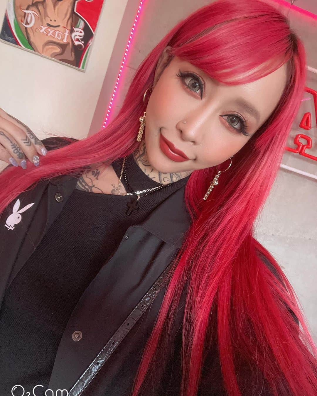 泉麻那のインスタグラム：「.  髪型変えよっと！✂️ イメチェンして気分変えるの大事😈♥️ どんな髪型にしよーかな🤔 @ken11rollen にLINEしよ😂」