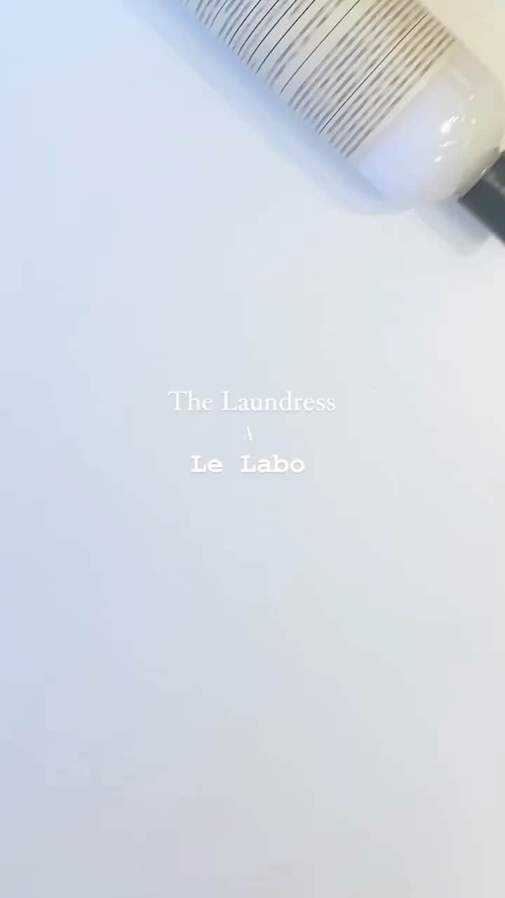 THE LAUNDRESS JPのインスタグラム：「💐THE LAUNDRESS × LE LABO💐  THE LAUNDRESSと @lelabofragrances がコラボレーションした、ルラボ サンダル33デタージェントが再入荷いたしました✨  古き良きアメリカのファンタジーからインスパイアされた、魅惑的な香りでお洗濯タイムをよりハッピーに🧺💓  #thelaundress #thelaundressjp #thelaundressnewyork #ランドレス #クリーニング #ランドリー  #ファブリック #シンプル #モノトーン #エコ洗剤 #ナチュラル洗剤 #sdgs #洗剤 #lelabo #lelabofragrances #ルラボ #ルラボ香水 #ルラボのある生活」