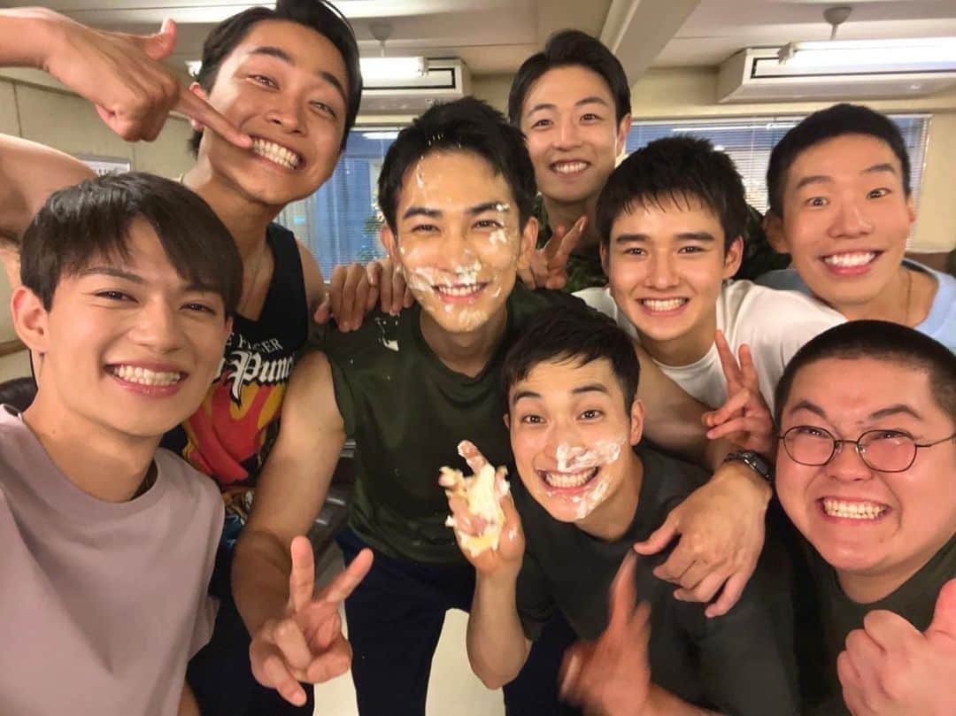 佐野勇斗さんのインスタグラム写真 - (佐野勇斗Instagram)「本日！！テッパチ！第1話の放送です！！！  最高な、大好きな仲間たちと作り上げたこの作品。 是非リアルタイムで見て欲しいです！  たくさん呟いてね  22:00から！！ お楽しみに😊  #テッパチ ！ #町田啓太さん(スーパー座長造形美) #佐藤寛太(噛み癖) #時任勇気くん(大好き) #一ノ瀬颯ちゃん(肌きれい) #藤岡真威人きゅん(曽野舜太) #坂口諒太郎くん(清潔感) #池田永吉ぽん(抱き枕)」7月6日 20時00分 - sanohayato_milk