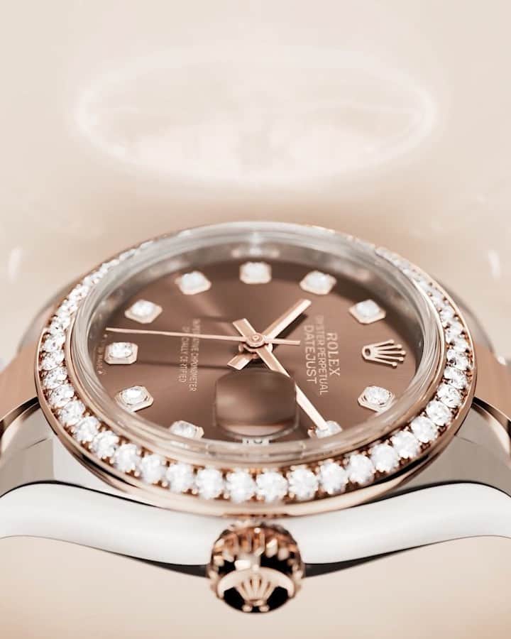 Harrodsのインスタグラム：「A dazzling display. Through their unique brilliance and the extreme care taken in their setting, the high-quality precious stones selected by @rolex endow its gem-set watches with unbridled prestige.   Find Rolex in Fine Watches on the Ground Floor.  #Rolex #Harrods #LadyDatejust #OfficialRolexRetailer」