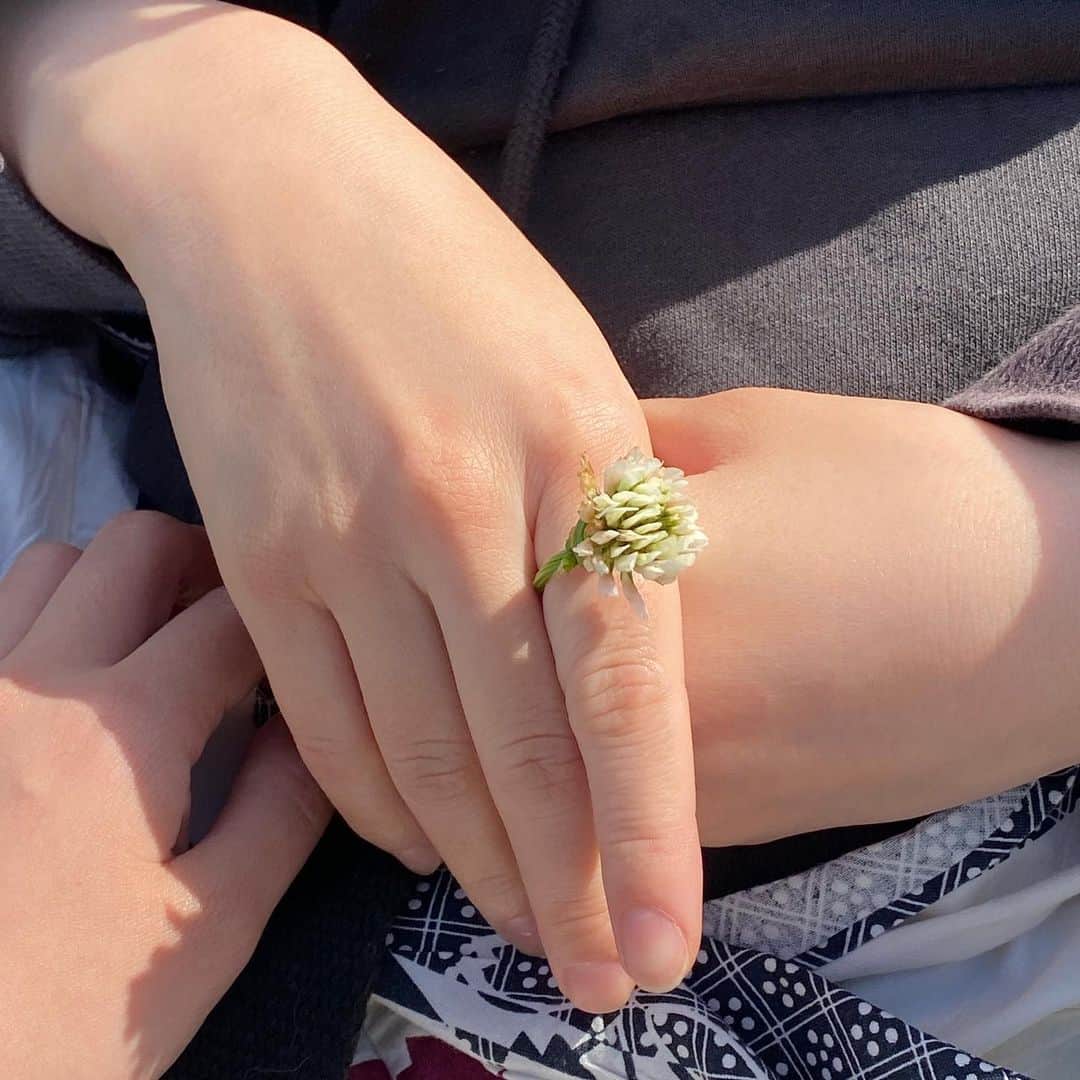 ボールドウィン零さんのインスタグラム写真 - (ボールドウィン零Instagram)「お姉ちゃんが白いお花で指輪作ってくれた💍  #お花の指輪」7月6日 20時06分 - ariga_rei