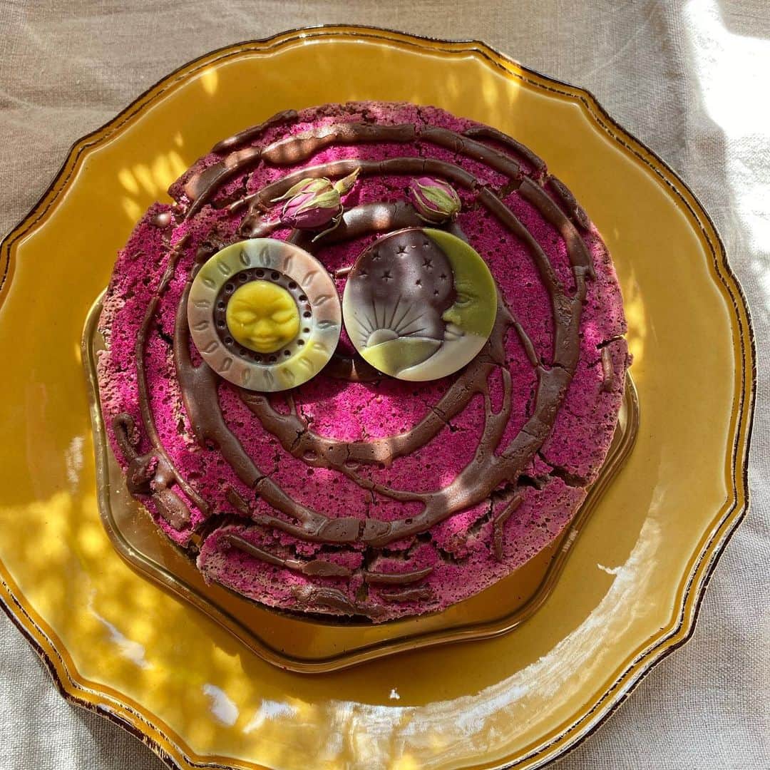 落合萌さんのインスタグラム写真 - (落合萌Instagram)「載せそびれた写真　その2  お誕生日に食べたヴィーガンチョコレートケーキ。 お日様とお月様のチョコレートの上にお花（バラ）が２つ飾ってあるのが『萌』の漢字を表しているようだ！！っと思って自分で注文したw  #ヴィーガンケーキ #vegan #cake」7月6日 20時08分 - moe_ochiai