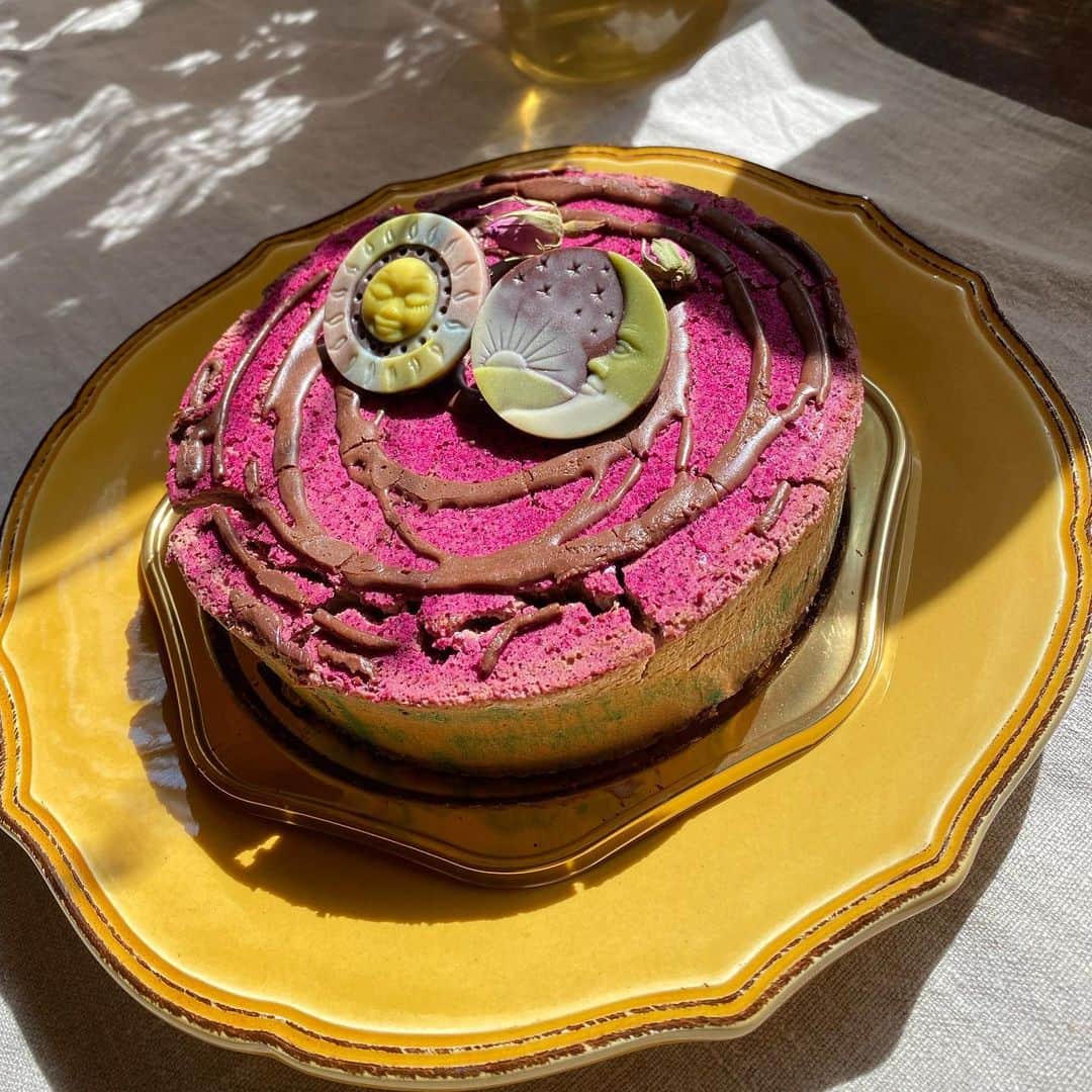 落合萌のインスタグラム：「載せそびれた写真　その2  お誕生日に食べたヴィーガンチョコレートケーキ。 お日様とお月様のチョコレートの上にお花（バラ）が２つ飾ってあるのが『萌』の漢字を表しているようだ！！っと思って自分で注文したw  #ヴィーガンケーキ #vegan #cake」