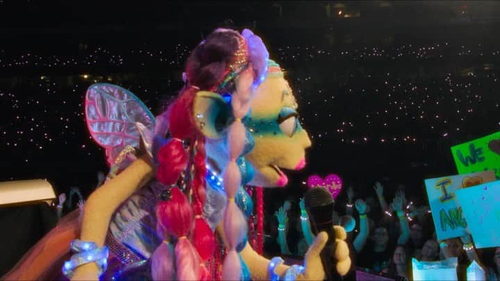 Coldplayのインスタグラム：「🌠 Biutyful (Official video) 🌠  Watch now via link in bio  #RUWeird #TheWeirdos #Coldplay #Biutyful」