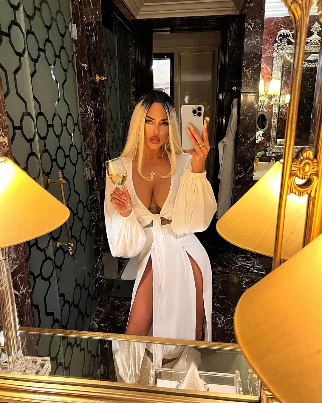 Nita Kuzminaのインスタグラム：「Какой бы женщина самостоятельная и «прокачанная» не была, ей в любом случае нужен мужчина рядом, мужчина, который будет восхищаться ей, боготворить ее, и благодаря этому она будет вдохновляться собой ещё больше!  Я никогда не поверю тем женщинам, которые говорят: «Да мне никто не нужен, я могу и одна!».. хотя так может сказать лишь та, которая встречалась с муд*ком, который сломал ее, и теперь конечно она не верит в то, что существуют достойные мужчины.. А ты поверь, дорогая моя и он обязательно встретится тебе!  Лично Я обожаю и люблю мужчин! Они дают мне невероятные эмоции без которых мне было бы не интересно существовать! Ощущать себя желанной, ощущать себя обьектом восхищения.. 🫦 Абсолютно каждой женщине нужен мужчина, ровно также как и мужчине нужна женщина для того самого вдохновения! Это природа ♠️ __ Юбка @sodamoda.ru  Блузка @ilalimitedcollection」