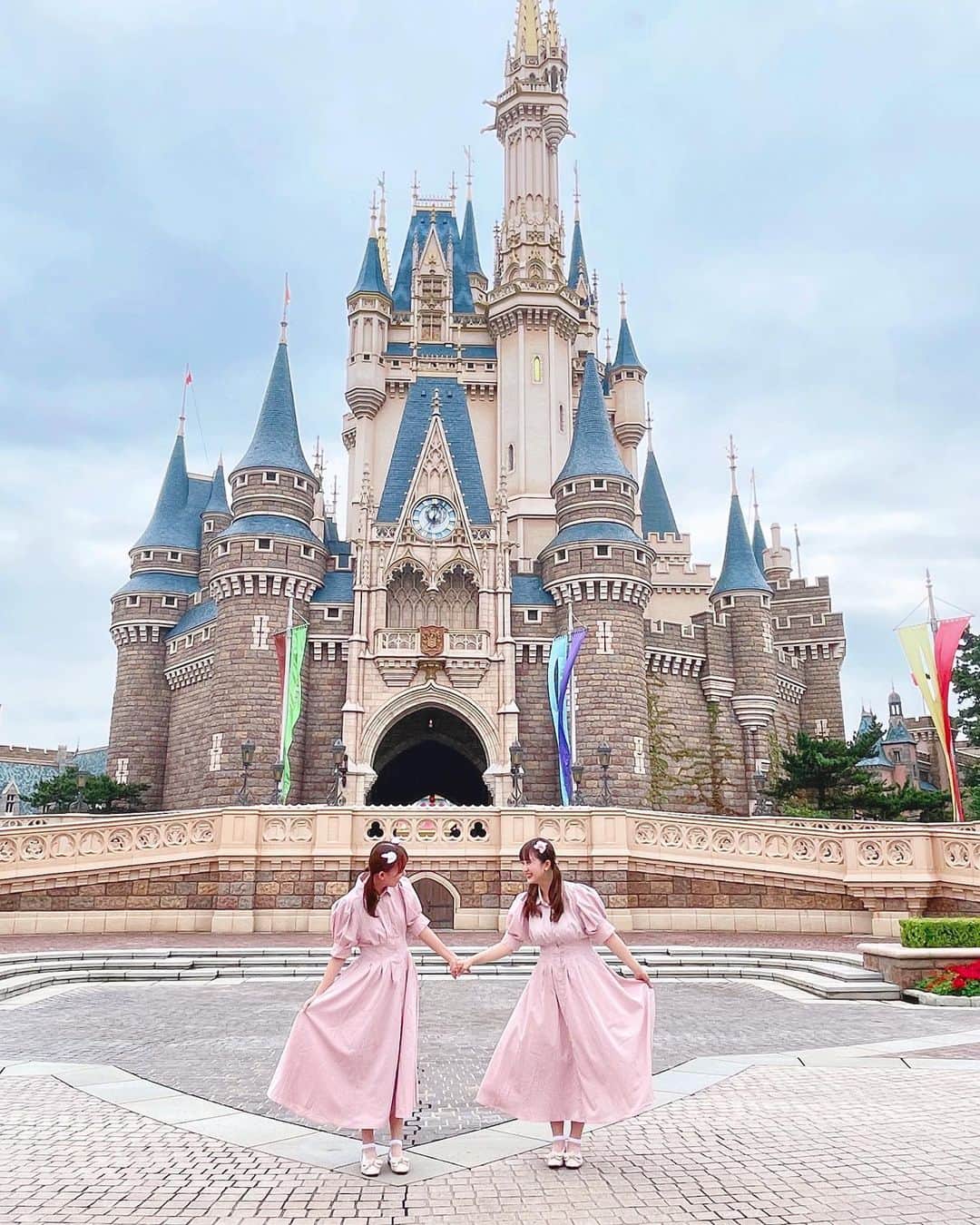 桜井美里のインスタグラム：「♡   楽しいが詰まった1日だった〜✨🏰💖  マリーちゃんコーデほんと可愛い、、🤦‍♀️💕  キャストさんとか、アトラクション並んでる時に後ろにいた小さい女の子達がコーデたくさん褒めてくれた〜😂  良い日だったな！   #tokyodisneyland  #マリーちゃんコーデ  #おそろコーデ  #マリーちゃん #ディズニーランド   #ピンクコーデ  #grl購入品  #grlコーデ  #grl   #shein購入品  #川瀬あやめ  #桜井美里」