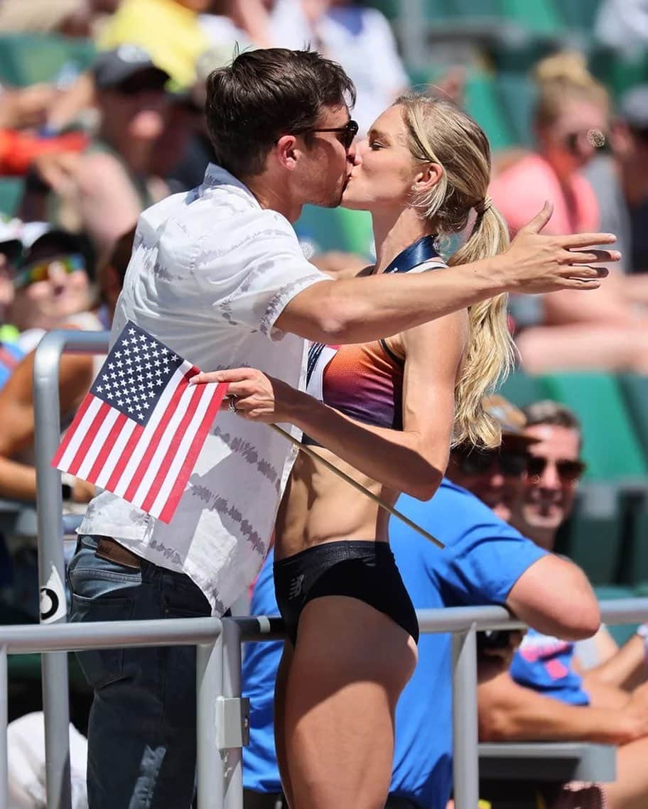エマ・コバーンのインスタグラム：「Just felt like sharing this pic. I like him. @joebosshard 😍🇺🇸 . . . . (📸 @womensrunningmagazine @gettyimages)」