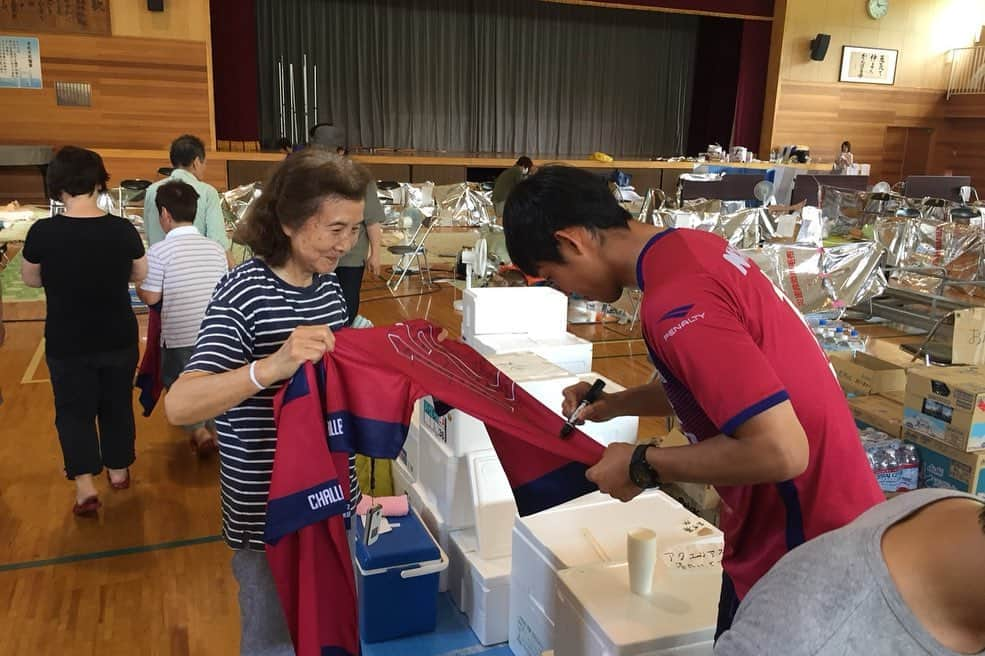 金山隼樹さんのインスタグラム写真 - (金山隼樹Instagram)「西日本豪雨から4年。  今日は募金活動に協力して頂き、ありがとうございました！  みんないろんな想いを背負って今日の試合に挑み、全員で掴んだ勝利は本当に嬉しかったです！  これからも岡山の為に共に闘いましょう！  熱い応援ありがとうございました📣  #ファジアーノ岡山 #がんばろう岡山」7月6日 23時24分 - junki_13_kanayama