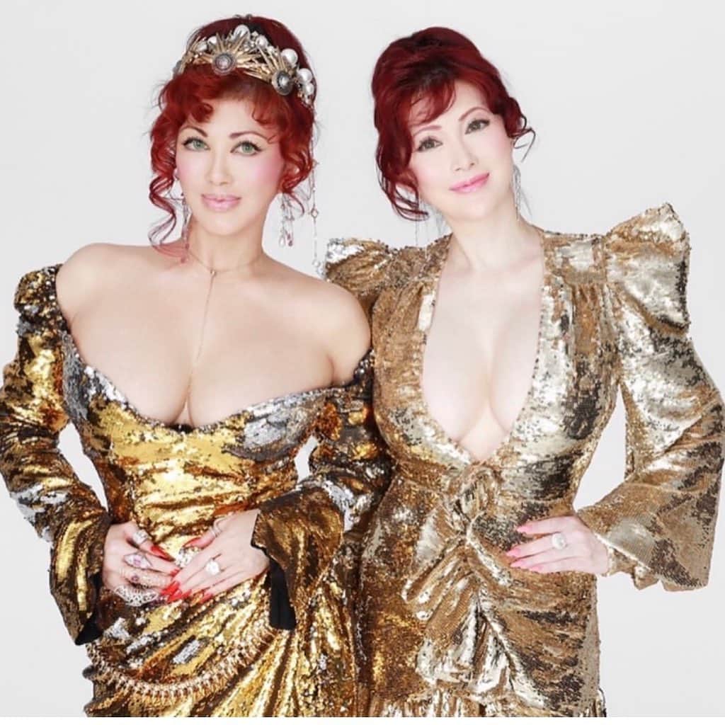 叶姉妹のインスタグラム：「⚜️「七夕💎✨」⚜️ わたくし達の愛する大切な皆さん、 ごきげんいかがでしょうか🥰💖 お願いごと💎を、さあ、ご一緒に、こちらに書きましょう。🌹✨✨  7月7日は、世の中てきには「七夕」  こちらは、 「ファビュラス叶の💎叶う・ アメージングなミラクル・インスタグラム✨」 の書き込み欄ですよ☺️💖 皆さんとご一緒に、 こちらの愛あふれる プレシャスなオアシスで、 「心のたんざく」 よろしければ 書きこんでみてくださいね😋💖 わたくしたちも わたくしたちと、  皆さんの願いごとが叶うこと、  強く信じておりますよ。そして、 わたくしたちの愛する大切な皆さんの ハピネスとピースフルな心と 健康で過ごされることを いつも願っておりますよ。✨ 心から‥。 いつものようにハッピー＆ヘブンリーなキスをおおくりいたしますよ💖✨ KYOKO 💋& MIKA💋 PS，わたくし達はいつもあなたの、 すぐそばに…🦋✨✨ わたくし達の愛する大切な皆さん さまざまな不穏な状況が続いて、 地球の大自然が容赦なく大災害を もたらしたり どなたにでも心がざわつき 不安だったり怒り、悲しさに のみこまれそうになる時があるかもしれません。そんな時… わたくし達は皆さんのすぐそばにいて あなたは大丈夫なのですよ、 とささやいていると心の扉を開けて わたくし達の愛に触れてくださいね。 きっとあなたの側にいると 感じるはず...💋✨  #叶姉妹のファビュラスワールド  #七夕 #amazing #heavenly #バラの香り #究極生命体 #precious #fabulous #叶姉妹 #heaven #ファビュラス #宇宙 #jojo #コミケ #叶 #叶ポージングエクササイズ #peace #peaceful #lgbtq  #至福 #幸運 #天使  #女神 #愛するあなたへ」
