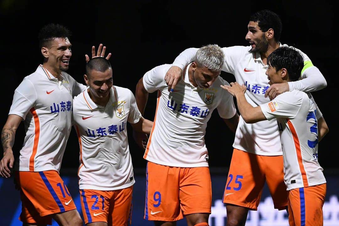 マルアン・フェライニのインスタグラム：「What we win 💪 let’s focus on the next one 🦍 @sdts_fc」