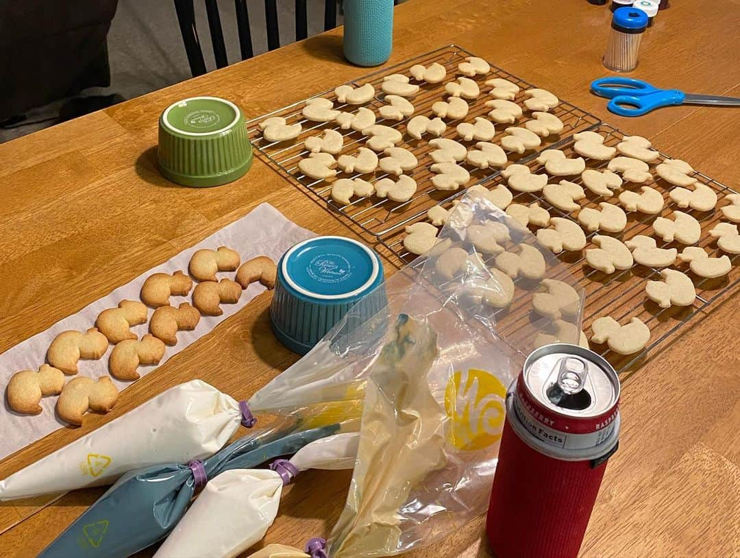 ケイ・パナベイカーさんのインスタグラム写真 - (ケイ・パナベイカーInstagram)「Despite having “baker” in my last name, I’m not very good at baking. It always takes me so long (about 6 hours to make these, not including the decoration) and they’re usually either under or over done. But these turned out so well!! My friend and I did these for our coworkers. Feel free to compare to our cookies from January 2016. I’d say our skills have gotten better. And the taste was fantastic! The icing consistency needed some work and didn’t have enough flavor, for my preferences. But it was good to sit, chat, and decorate our feelings.」7月7日 0時38分 - kaypanabaker