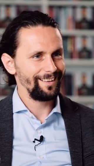 ネヴェン・スボティッチのインスタグラム：「Gerade erst aus Nairobi zurück in Deutschland gelandet, hat uns Neven Subotić im Verlag besucht: Wir haben mit ihm über sein neues Buch »Alles geben« gesprochen, darüber, was die Stiftungsarbeit für ihn bedeutet, welchen Stellenwert der Fußball heute für ihn hat und über vieles mehr! 🎬  📙 Über »Alles geben«: Wie gerecht ist es, dass ein Fußballer Millionen verdient, während eine Putzfrau von einem Job allein nicht leben kann? Dass wir jederzeit ein Glas Wasser trinken können, aber täglich 2.000 Kinder an Krankheiten sterben, die durch verunreinigtes Wasser übertragen werden? Die Frage der Gerechtigkeit zieht sich durch Neven Subotićs Leben … schon lange bevor ihm dies bewusst wurde. »Alles geben« erzählt von einem Sportler, den das kapitalistische System Profifußball groß machte, bevor er zum gesellschaftspolitischen Aktivisten wurde. Ein Appell für mehr Gerechtigkeit im abgehobenen System Profifußball und in einer globalisierten Welt.  Bis zum 9.7. habt ihr noch die Chance Neven Subotićs neues Buch zu gewinnen: Gemeinsam mit dem @argonverlag verlosen wir jeweils 3x »Alles geben« als Buch oder Hörbuch. Den Link zum Gewinnspiel findet ihr in der Bio!   #nevensubotić  #sonjahartwig #allesgeben #warumderwegzueinergerechterenweltbeiunsselbstanfängt」