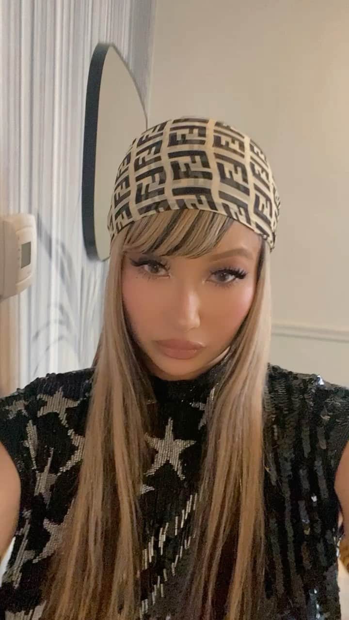 moanaのインスタグラム：「finally I did makeup💄  ・scarf #vintage @fendi  ・sequins tops #vintage」