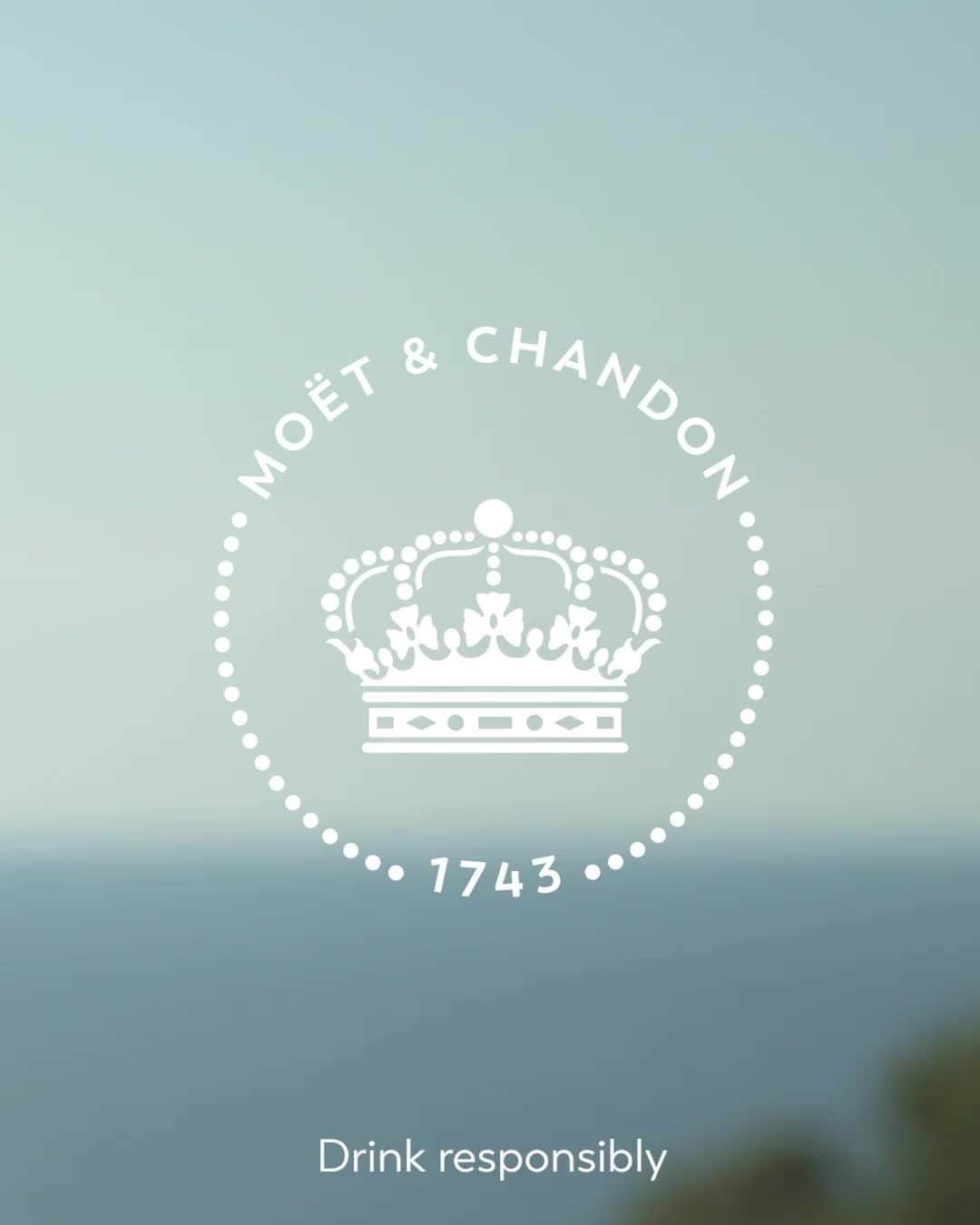 Moët & Chandon Officialのインスタグラム：「Something borrowed, something true. The secret to a wonderful wedding celebration? Love, great friends, and a glass of Moët Impérial to toast with them.   #MoetImperial #Wedding #MoetChandon  This material is not intended to be viewed by persons under the legal alcohol drinking age or in countries with restrictions on advertising on alcoholic beverages. ENJOY MOËT RESPONSIBLY.」