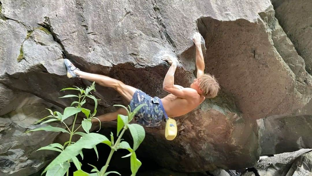 アレックス・メゴスのインスタグラム：「Amazing cinematography by @billyridal from a successful try on "Touch by the Devil" (8B). Nothing better than a good day outside with a great crew to clear the head after a bad comp.  Thanks team GB and Israel 🙏🏼.   @patagonia_climb @petzl_official @tenayaclimbing @cafekraft_nuernberg @frictionlabs @fazabrushes」