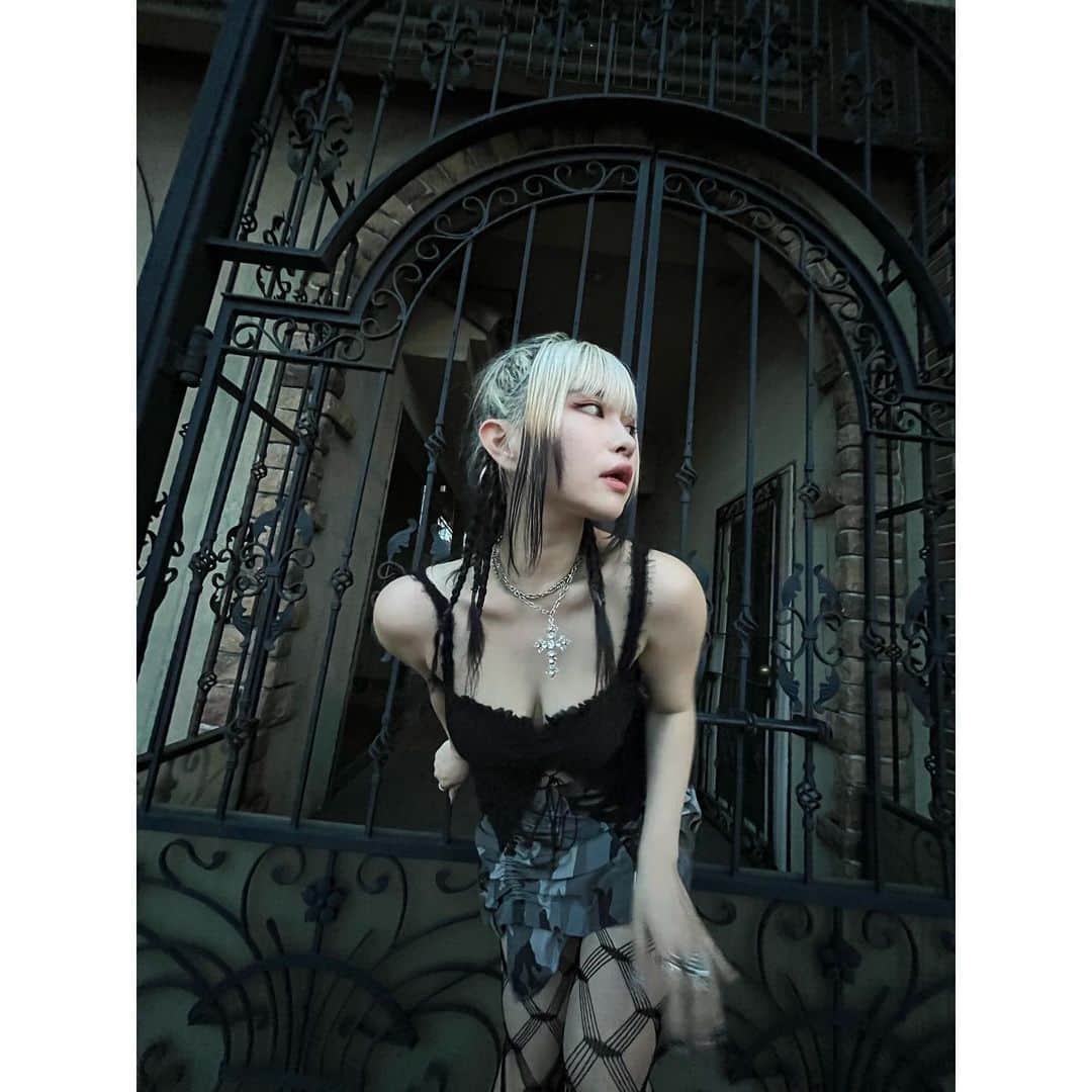 なつかのインスタグラム：「🦇  skirt:@_karlaidlaw  accessory:@ohtnyc  Freedom,Queendom🌙」