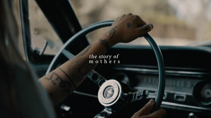 クリスティーナ・ペリーのインスタグラム：「i rented a baby blue vintage mustang and drove to the beach with my producer @jenndecilveo! we dove into the creative process and shared stories along the way. here’s the story behind “mothers”.」
