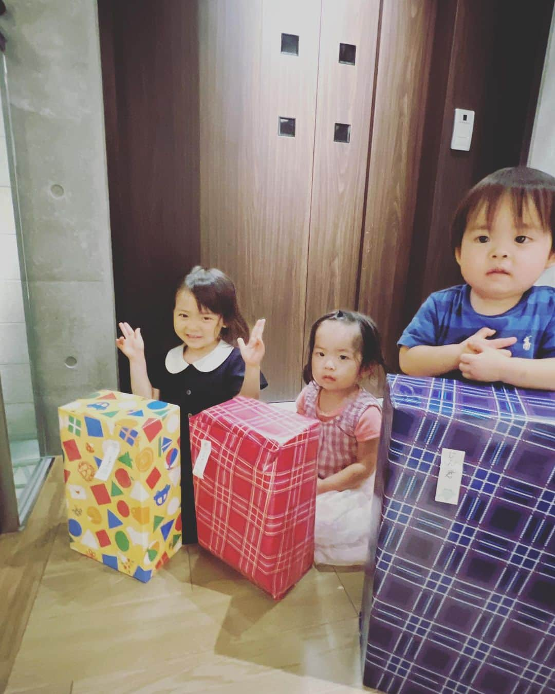 畠山潤子さんのインスタグラム写真 - (畠山潤子Instagram)「2022.07.06 Happy Birthday🎂 双子ちゃん、2歳になりました✨ 結構タフな方だと思っていた私でも、やはり双子育児は想像を絶する大変さ。 同じ月齢の子供が複数いる生活は、もはや、経験したママにしかわからない苦悩が沢山あり、さらにコロナ禍育児、とにかくハードな2年間でした。 双子ちゃんが生まれてから、引越しをしたりと環境も変わりましたが、周りの方々の温かさや、双子ちゃんたちを通わせていただいているスクールがアットホームなお陰で、なんとかここまでやってこられました‼️ 私の理想を理解して見守っていてくれる夫、支えて助けてくれる家族、 そして、慌ただしい毎日の中でもとびっきりの可愛い笑顔をみせて元気をくれる愛しいちびっ子たちに感謝の気持ちでいっぱいです❣️ 写真は、夫の両親から届いたプレゼント🎁  #mamalife #赤ちゃんのいる生活 #生後2歳0ヶ月 #4歳3ヶ月 #104w2d #子沢山 #子沢山ママ #twins #twinstagram #twinsbaby #双子ママ #4人育児 #大家族 #4人ママ #多胎ママと繋がりたい #双子ママと繋がりたい #渋谷区ママ #港区ママ #お受験ママ #幼児教育 #知育 #幼稚園受験 #小学校受験 #お受験 #reidiary2022 #jindiary2022 #猫のいる暮らし#hikaridiary2022」7月7日 1時31分 - junko_hatakeyama