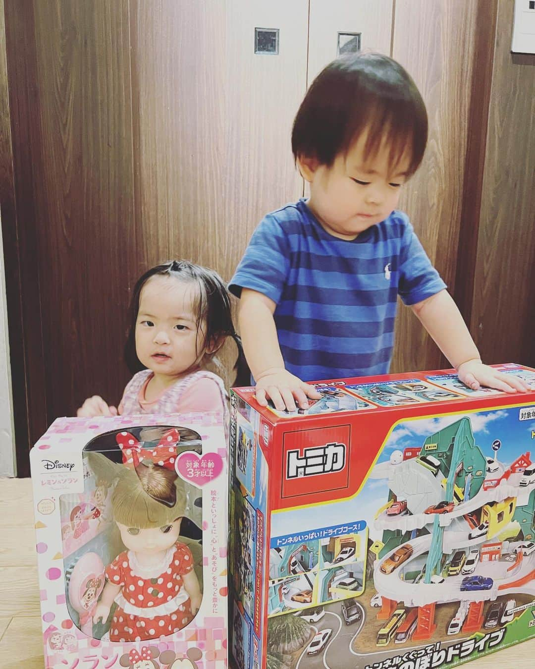 畠山潤子さんのインスタグラム写真 - (畠山潤子Instagram)「2022.07.06 Happy Birthday🎂 双子ちゃん、2歳になりました✨ 結構タフな方だと思っていた私でも、やはり双子育児は想像を絶する大変さ。 同じ月齢の子供が複数いる生活は、もはや、経験したママにしかわからない苦悩が沢山あり、さらにコロナ禍育児、とにかくハードな2年間でした。 双子ちゃんが生まれてから、引越しをしたりと環境も変わりましたが、周りの方々の温かさや、双子ちゃんたちを通わせていただいているスクールがアットホームなお陰で、なんとかここまでやってこられました‼️ 私の理想を理解して見守っていてくれる夫、支えて助けてくれる家族、 そして、慌ただしい毎日の中でもとびっきりの可愛い笑顔をみせて元気をくれる愛しいちびっ子たちに感謝の気持ちでいっぱいです❣️ 写真は、夫の両親から届いたプレゼント🎁  #mamalife #赤ちゃんのいる生活 #生後2歳0ヶ月 #4歳3ヶ月 #104w2d #子沢山 #子沢山ママ #twins #twinstagram #twinsbaby #双子ママ #4人育児 #大家族 #4人ママ #多胎ママと繋がりたい #双子ママと繋がりたい #渋谷区ママ #港区ママ #お受験ママ #幼児教育 #知育 #幼稚園受験 #小学校受験 #お受験 #reidiary2022 #jindiary2022 #猫のいる暮らし#hikaridiary2022」7月7日 1時31分 - junko_hatakeyama