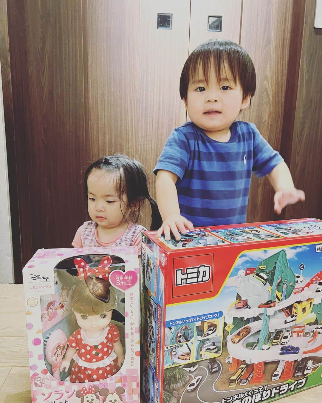 畠山潤子のインスタグラム：「2022.07.06 Happy Birthday🎂 双子ちゃん、2歳になりました✨ 結構タフな方だと思っていた私でも、やはり双子育児は想像を絶する大変さ。 同じ月齢の子供が複数いる生活は、もはや、経験したママにしかわからない苦悩が沢山あり、さらにコロナ禍育児、とにかくハードな2年間でした。 双子ちゃんが生まれてから、引越しをしたりと環境も変わりましたが、周りの方々の温かさや、双子ちゃんたちを通わせていただいているスクールがアットホームなお陰で、なんとかここまでやってこられました‼️ 私の理想を理解して見守っていてくれる夫、支えて助けてくれる家族、 そして、慌ただしい毎日の中でもとびっきりの可愛い笑顔をみせて元気をくれる愛しいちびっ子たちに感謝の気持ちでいっぱいです❣️ 写真は、夫の両親から届いたプレゼント🎁  #mamalife #赤ちゃんのいる生活 #生後2歳0ヶ月 #4歳3ヶ月 #104w2d #子沢山 #子沢山ママ #twins #twinstagram #twinsbaby #双子ママ #4人育児 #大家族 #4人ママ #多胎ママと繋がりたい #双子ママと繋がりたい #渋谷区ママ #港区ママ #お受験ママ #幼児教育 #知育 #幼稚園受験 #小学校受験 #お受験 #reidiary2022 #jindiary2022 #猫のいる暮らし#hikaridiary2022」