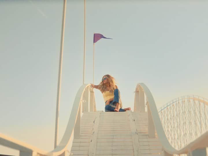 Kelsea Balleriniのインスタグラム：「🎢🐅🪜👰‍♀️🎲✨☁️ the HEARTFIRST video  tomorrow at noon CT  (link in bio for reminder)」