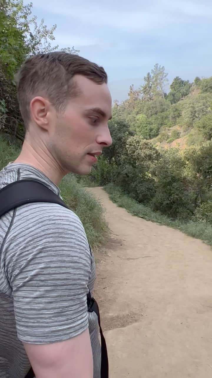 アダム・リッポンのインスタグラム：「I hike all the time. I love it. 🥾」