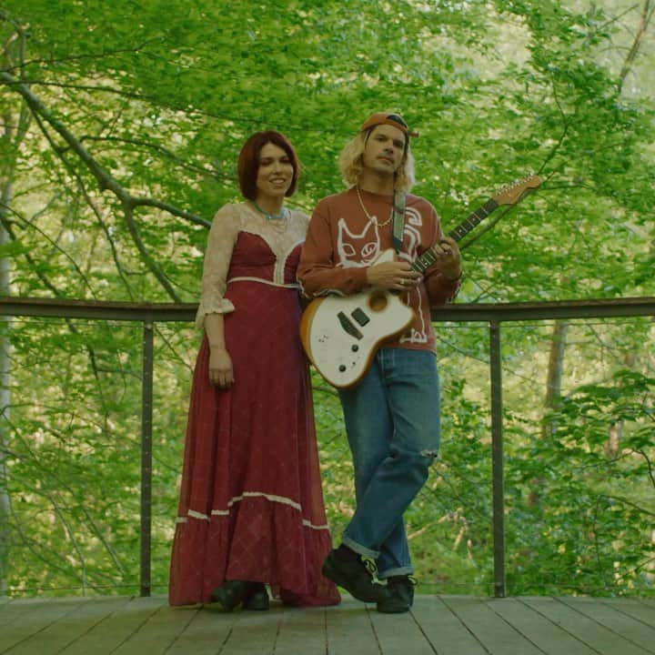 グループラブのインスタグラム：「We spent an afternoon with @fender at the @fernbankmuseum in Atlanta. Played a few songs- one that we haven’t released except on a secret mixed tape at Hannah’s art show called “Museum”- Art lives forever and guitars f@$ckin rule. Thanks Matt Farrar and Fender for hooking it up since day one. Check out the full video at the link in bio!」