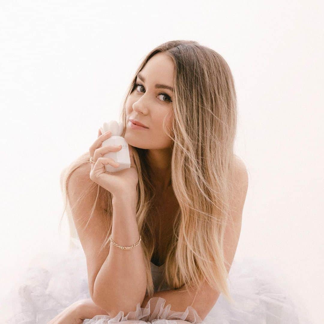 ローレン・コンラッドのインスタグラム：「My first fragrance LOVED by Lauren Conrad is now available in an Eau de Parfum, as a Body Lotion, a Gift Set, and a special Discovery Size. You can shop it at @scentbeauty. 🤍  @laurenconradfragrance」