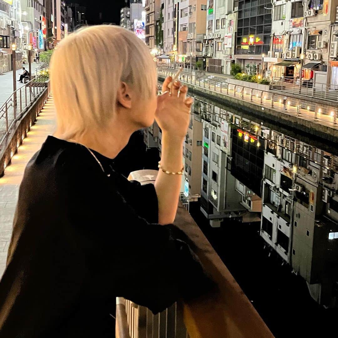 早川隆勢のインスタグラム：「今日からホスト始めました ※たばこ撮影の時だけエモいから持たせてもらった🐶」