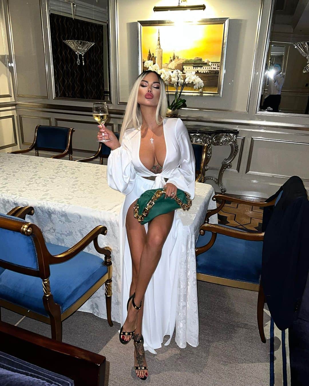 Nita Kuzminaのインスタグラム：「Найди на одном из трёх фото галстук 😈」