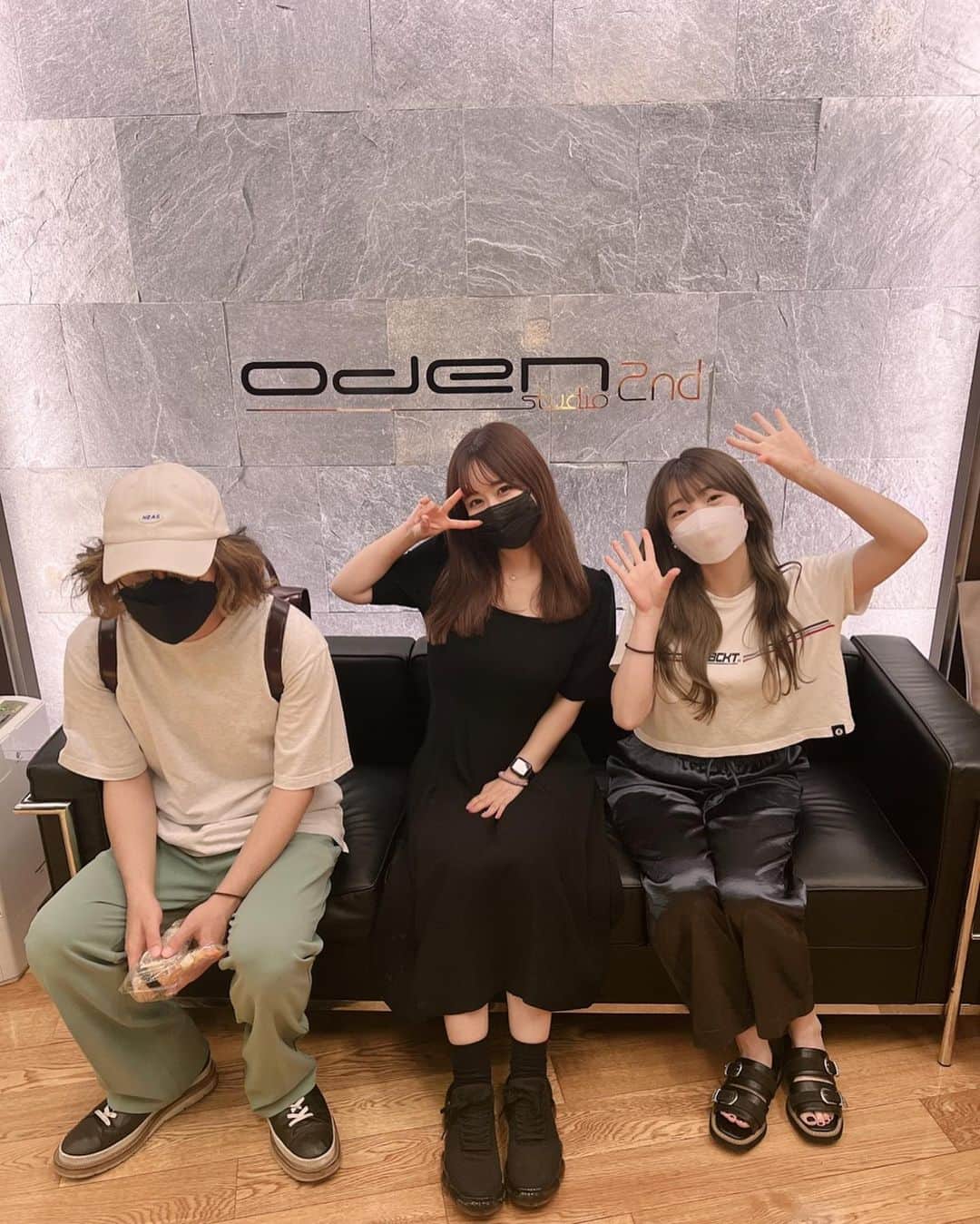 のインスタグラム：「🤍🖤🤍 🌟2022年7月10日(日)🌟 井口裕香バースデーイベント2022 『#ゆかちンち』リハでした〜！！！ 会場のチケットは売り切れてしまったのだけど、生配信のチケットはまだ買えます♡ 前売り値段と当日チケットはお値段ちがうから、気をつけてね！お早めに♡  本番たのしみ！！！ 本番がんばろ！！！ 本番わくわく！！！  ﾌﾟｨｯ  ねーーーーー！！！ さっしーーーーーーーーー！！！！！！  #みんな仲良しです #笑」