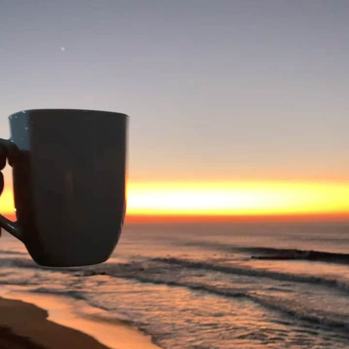 ニッキ・バン ダイクのインスタグラム：「Very special morning coffees here in Africa 🤯💛🇿🇦🌅 ☕️ @originalbonsoy」