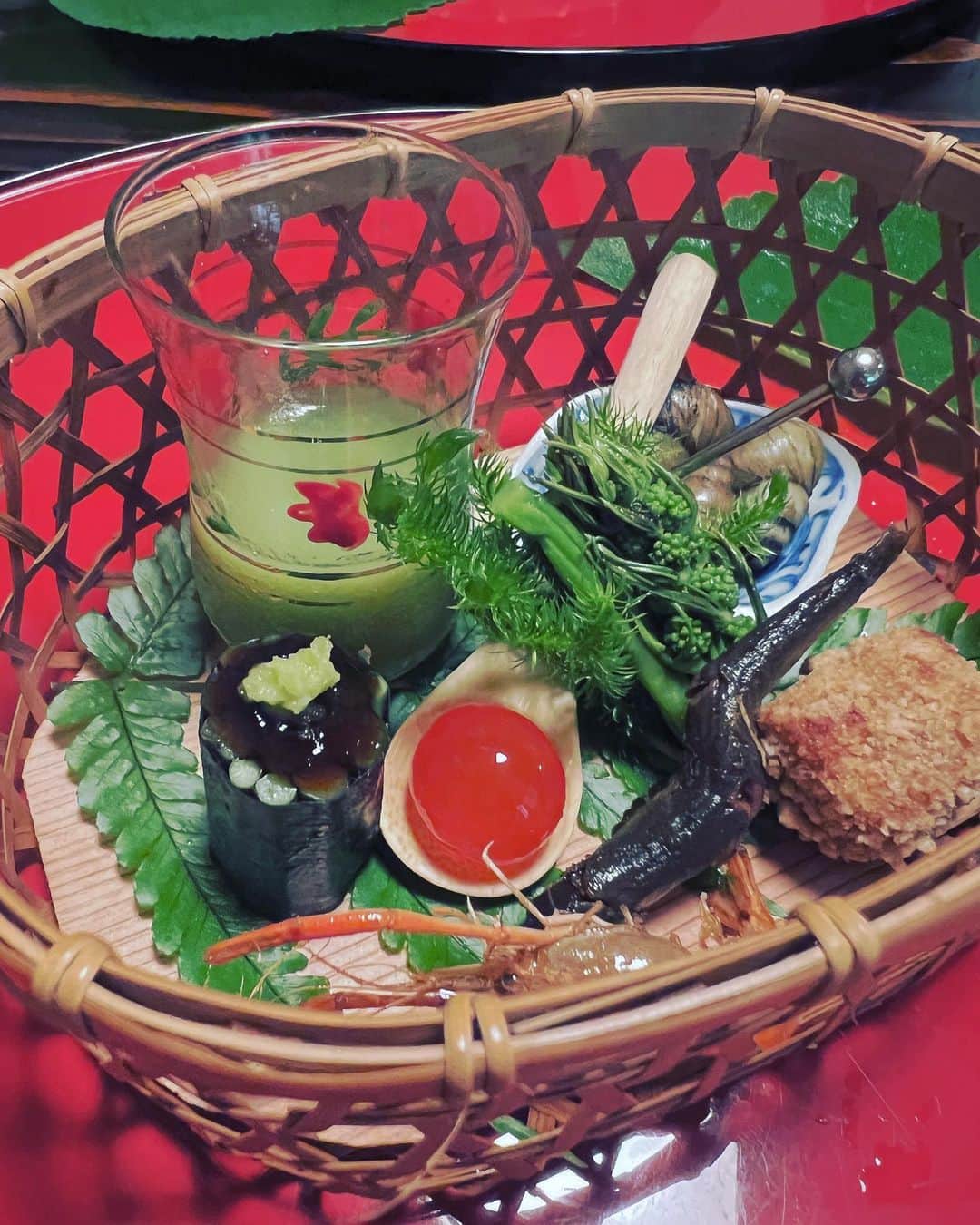 三島葉子さんのインスタグラム写真 - (三島葉子Instagram)「【kyoto】七夕ですね。京都花脊の梶の葉はもうこんなに大きく成長しているみたいです。大きな梶の葉蓋を取ると花籠に野趣溢れる八寸が！ 真ん中の緑色の山菜は？ 山葡萄の新芽🍇で「しおで」と言います。 初めて食べました！  #久しぶりの投稿 #七夕 #八寸  #水蕗 #稚鮎 #田螺 #しおで #蕨 #川海老 #京都花脊 #フードコーディネーター  #三島葉子」7月7日 16時02分 - mishima_yoko